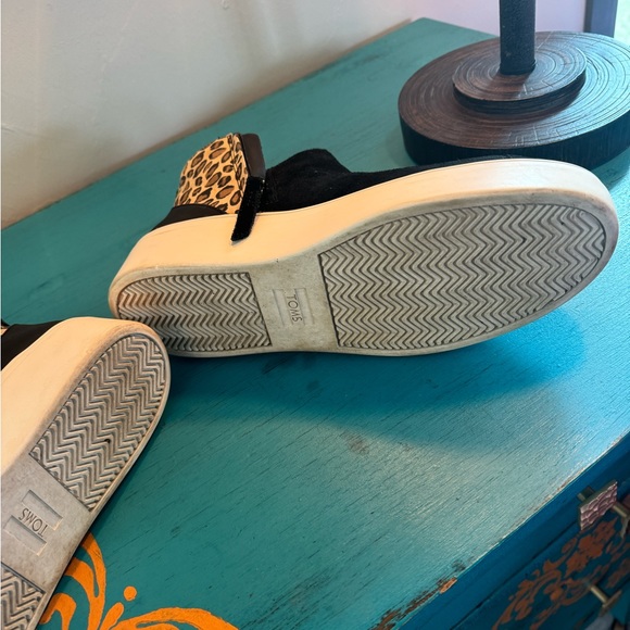 Toms, size 10 black and leopard print platform shoes.  Excellent condition. - Picture 4 of 5